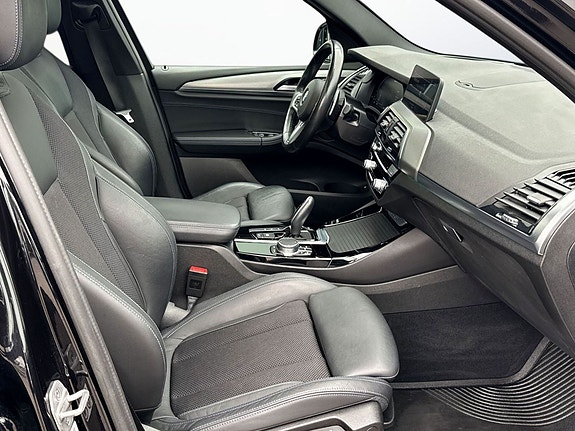 Luksuriøst cockpit med skinnseter og avansert BMW Live Cockpit.