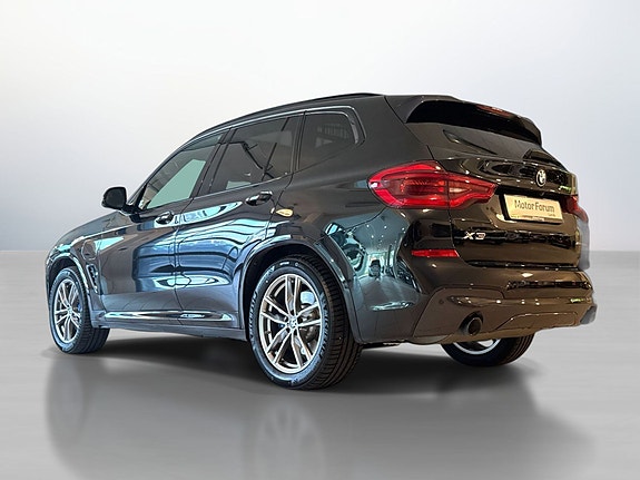 Sporty bakparti med skinnende felger og imponerende design.