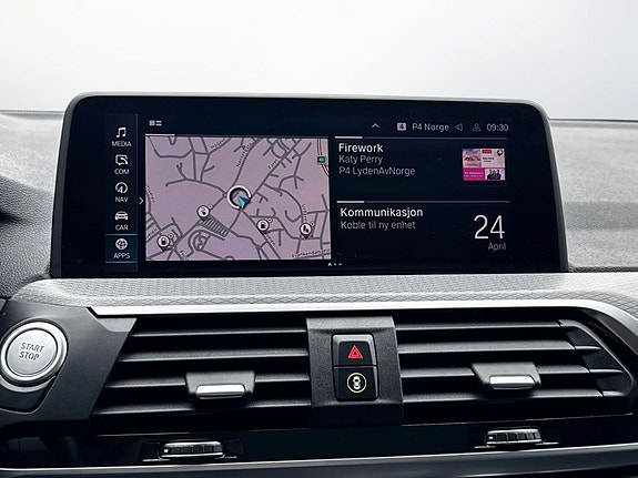 Stort touchdisplay med navigasjon og ConnectedDrive tjenester.