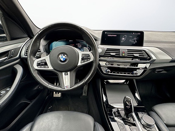 BMW Live Cockpit Professional med intuitiv kontroll og høyoppl��st skjerm.