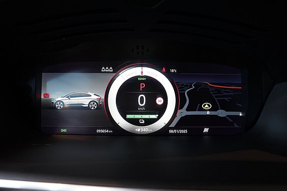 Digitalt dashbord med detaljert informasjon og integrert navigasjon.