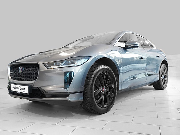 Sølvfarget el-SUV med markante svarte felger og aggressiv front.