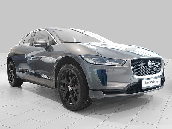 Stilren SUV med svarte felger og adaptiv luftfjæring.