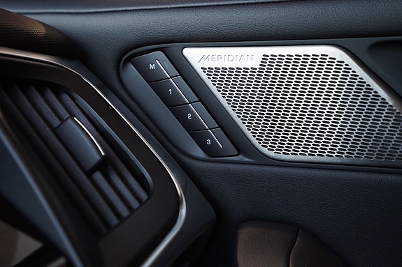 Detaljert dørpanel med integrert høyttaler og elegante kontroller.