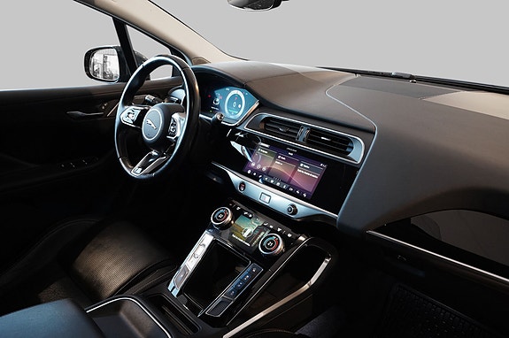 Full digital instrumentering med intuitiv infotainment og Apple CarPlay.