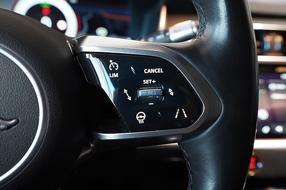 Multifunksjonsratt med adaptiv cruise control og sikkerhetsknapper.