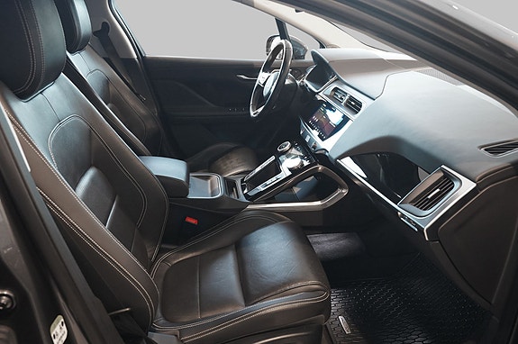 Moderne cockpit med berøringsskjerm og avansert navigasjonssystem.