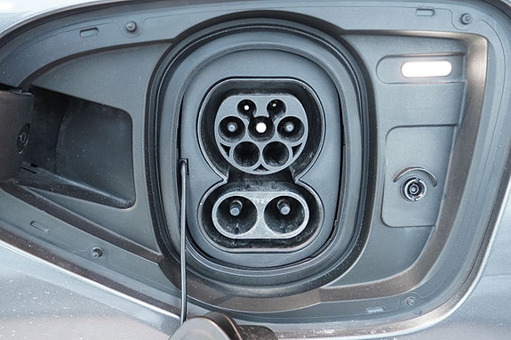 Elegant ladekontakt for smidig lading av bilen med flere alternativer.