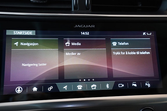 Intuitivt infotainmentsystem med lesevennlig skjerm og navigasjon.