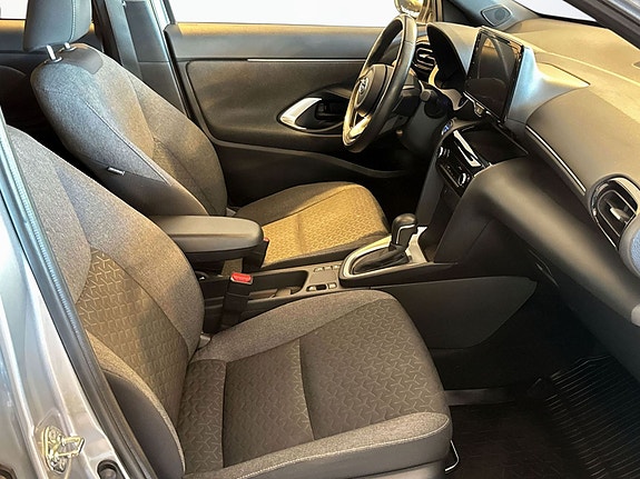 Komfortabelt interiør og stor berøringsskjerm med Apple CarPlay-tilkobling.