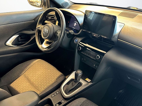 Moderne cockpit med skinnratt og intuitiv girvelger i automatutførelse.