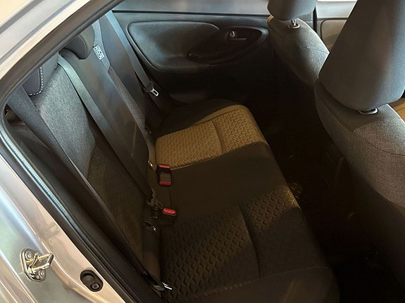 Bakseter i slitesterk tekstil med Isofix-fester for trygghet.