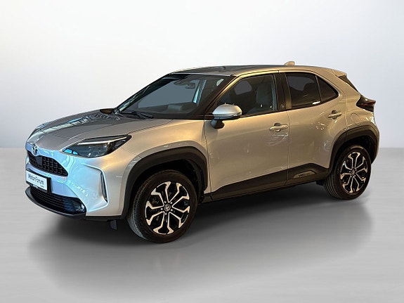 To-tonet tak og stilige aluminiumsfelger gir sporty utseende.