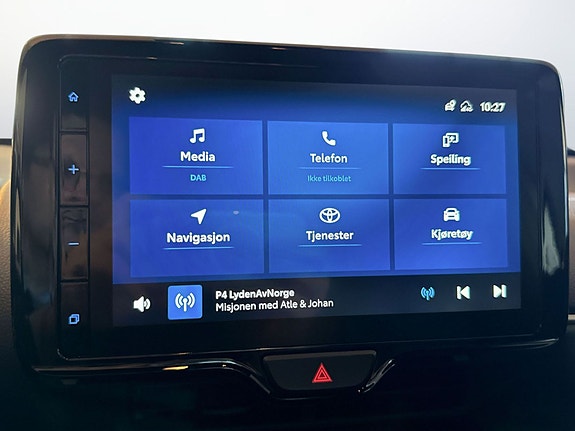 Berøringsskjerm med navigasjon, DAB+ og Apple CarPlay/Android Auto-tilkobling.