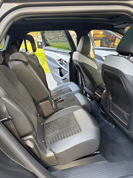 Peugeot e-5008 23 of 30