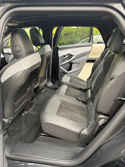 Peugeot e-5008 21 of 30