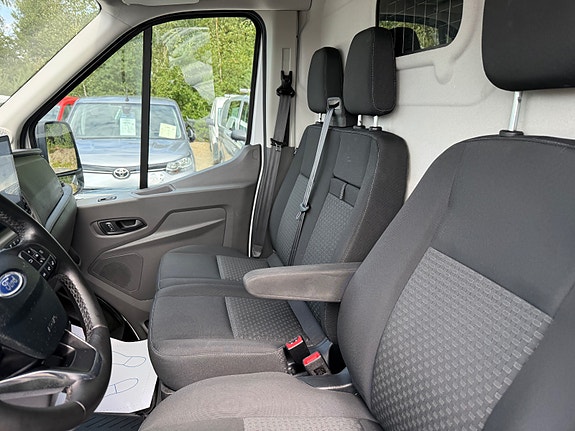 Ford E-Transit 350 L2 Van 23 of 30