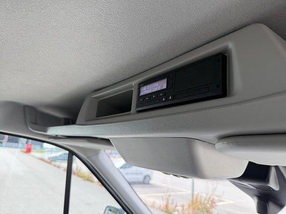 Ford E-Transit 350 L2 Van 28 of 30