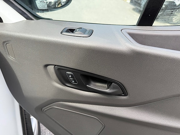 Ford E-Transit 350 L2 Van 29 of 30