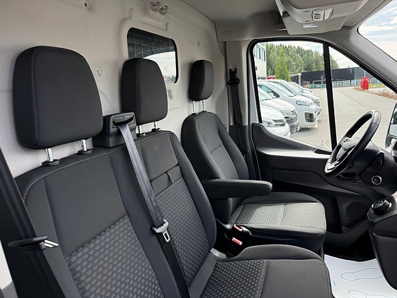 Ford E-Transit 350 L2 Van 27 of 30