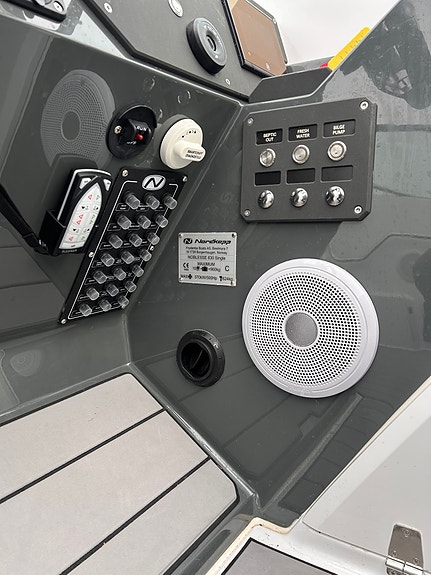 RYDDESALG: Nordkapp Noblesse 830 Mercury 400 hk. - kun 45 timer, hekktruster ++ 11 of 30