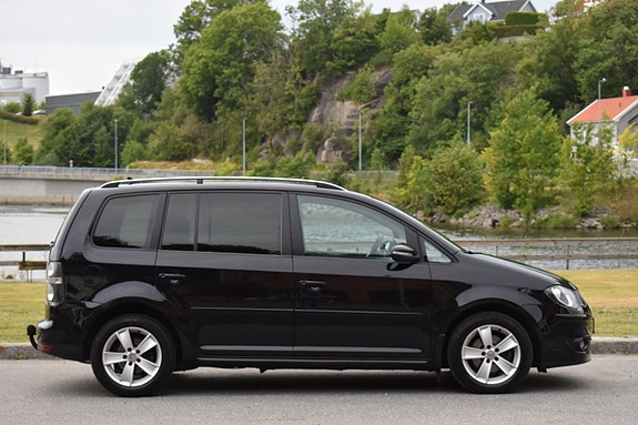 Volkswagen Touran 4 of 5