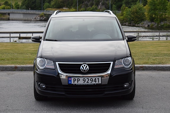 Volkswagen Touran 3 of 5