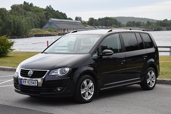Volkswagen Touran 2 of 5