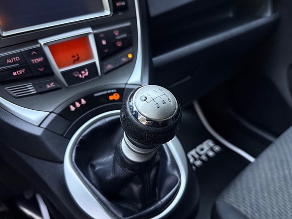 Toyota Verso-S 21 of 30