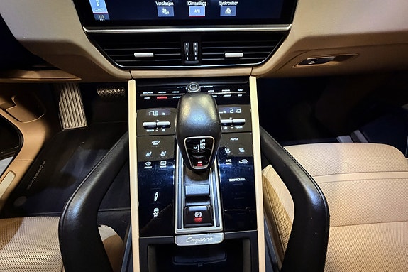 Porsche Cayenne 28 of 30