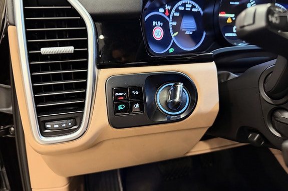 Porsche Cayenne 24 of 30