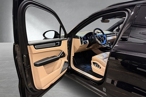 Porsche Cayenne 15 of 30