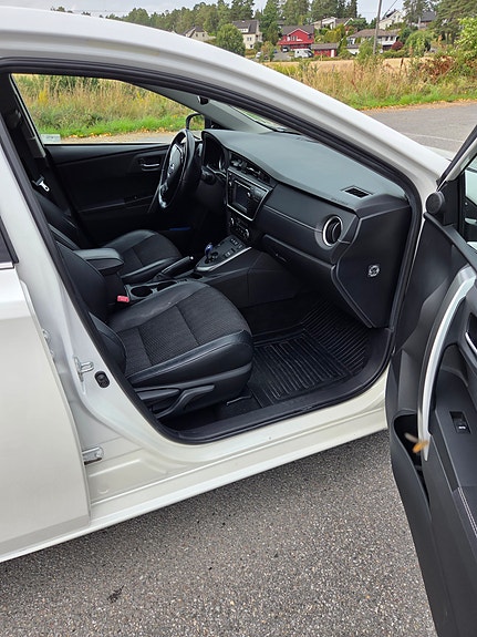 Toyota Auris 9 of 20