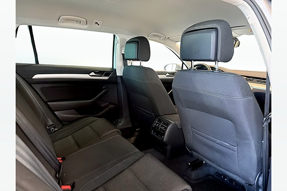 Volkswagen Passat 11 of 29
