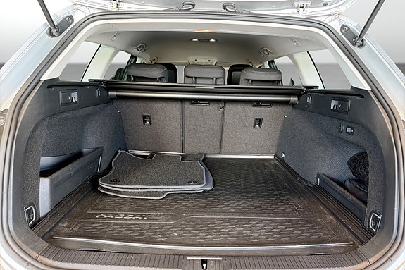 Volkswagen Passat 10 of 29