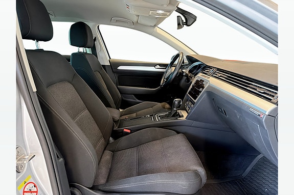Volkswagen Passat 25 of 29
