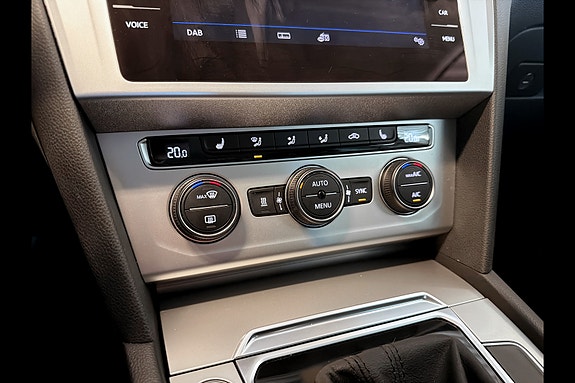 Volkswagen Passat 19 of 29