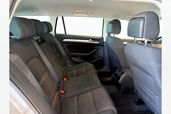 Volkswagen Passat 12 of 29