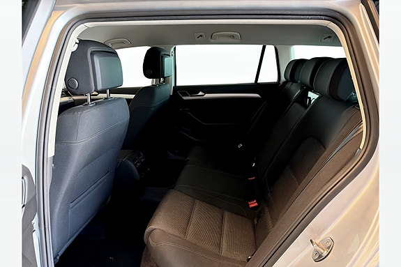 Volkswagen Passat 13 of 29