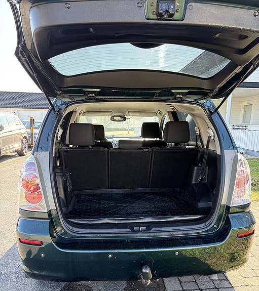 Toyota Corolla Verso 4 of 5