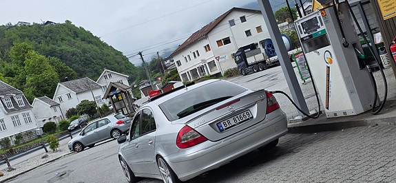 Mercedes-Benz E220 4 of 10