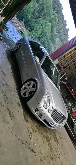Mercedes-Benz E220 3 of 10