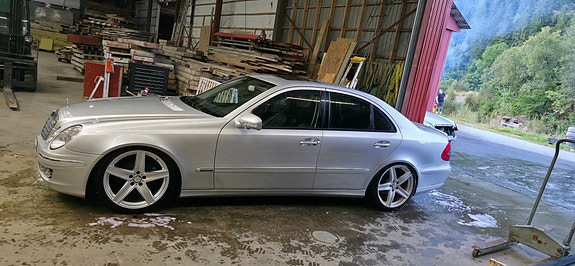 Mercedes-Benz E220 2 of 10