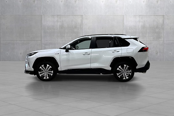 Toyota RAV4 Plug-in Hybrid 2 of 5