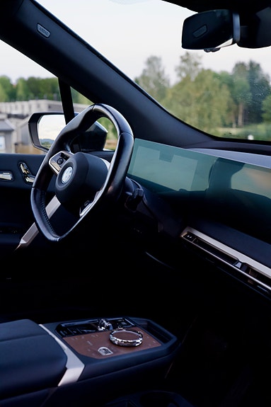 BMW iX 10 of 15