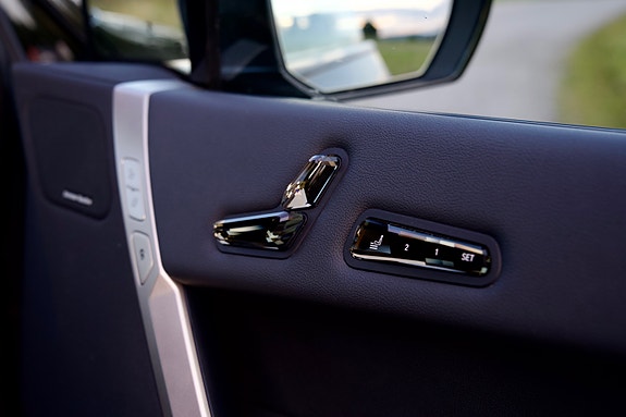 BMW iX 8 of 15