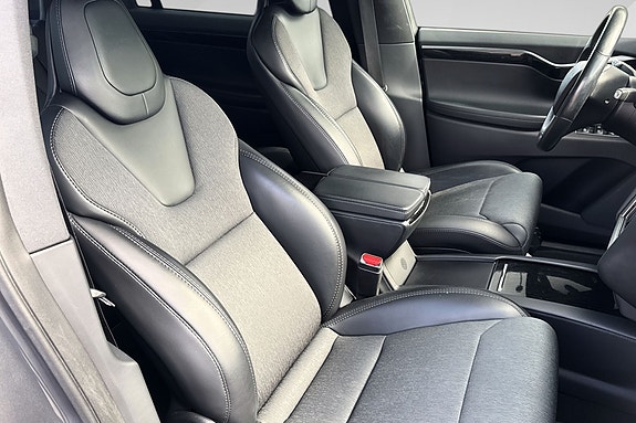 Tesla Model X 13 of 20