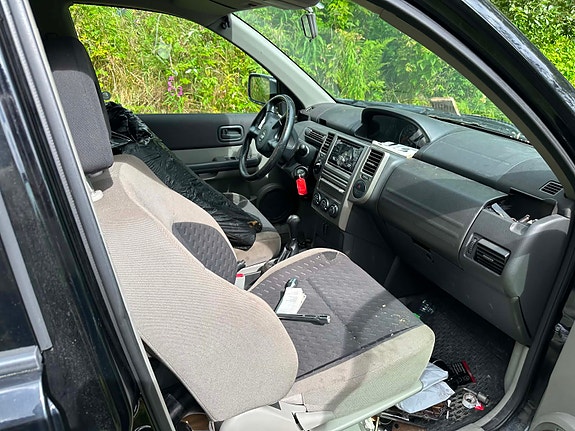 Nissan X-Trail 2 of 5