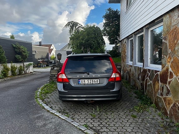 Volvo V70 2 of 9