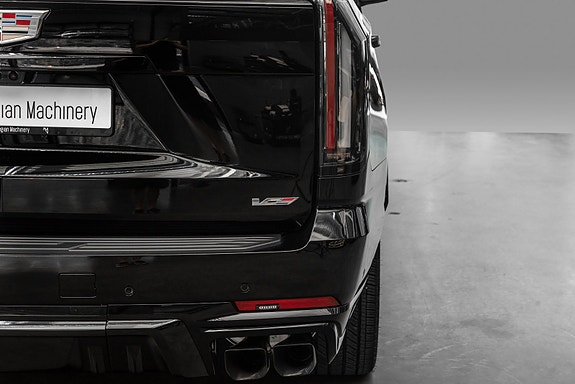Cadillac Escalade 8 of 30